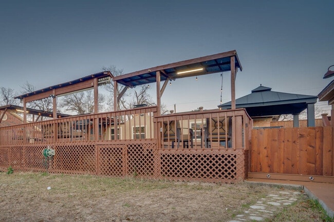 Building Photo - 7809 Claremont Dr