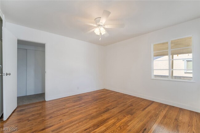 Building Photo - 1054 E Hassett Ave