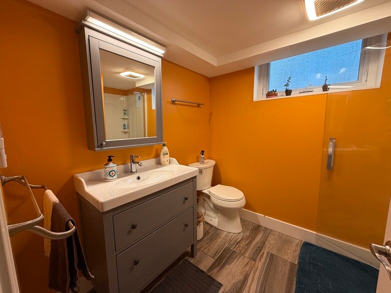bathroom w/heated tile floors - 1622 Pear St