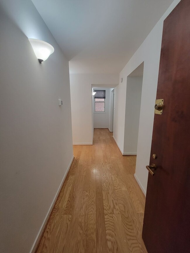 Building Photo - Spacious and Bright 2BR 2BA in DC Perfect ...