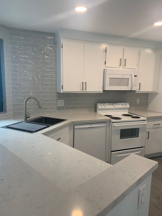 Building Photo - Beautiful 2 Bed 2.5 Bath Condo Home in Poi...