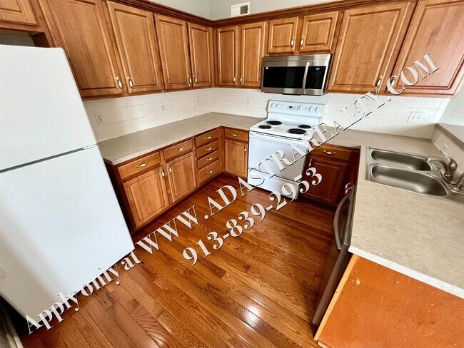 Building Photo - Beautiful 4 Bed Townhome in Gardner-Coming...