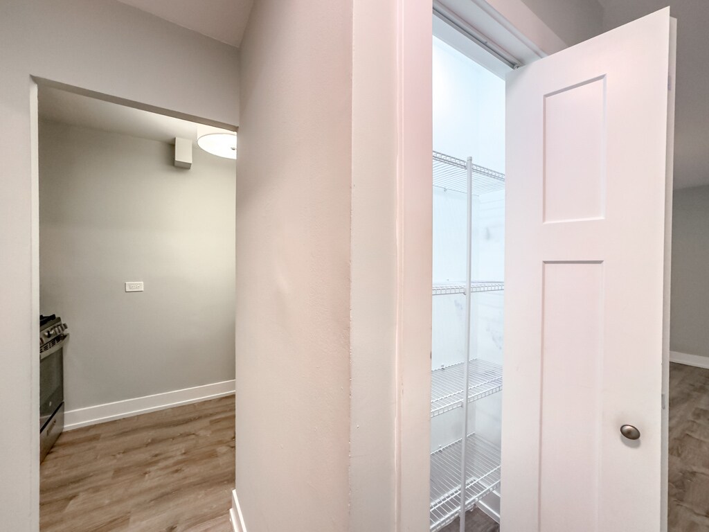 Building Photo - 536 W Barry Ave