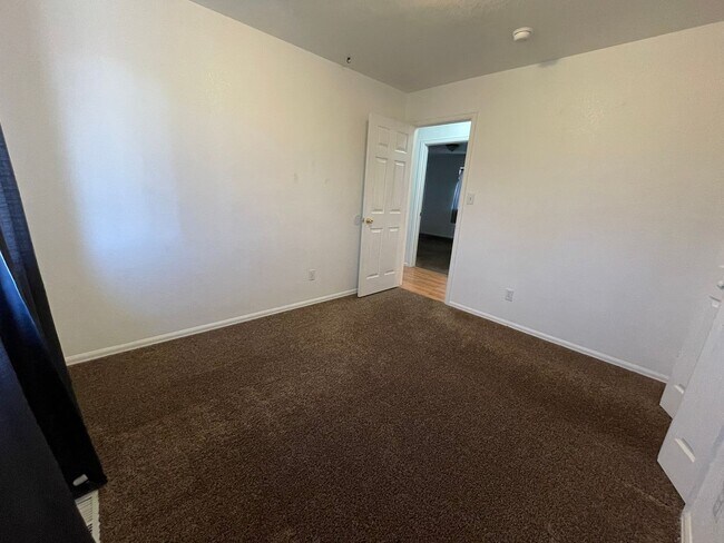 Building Photo - 429 S Oak Creek Dr