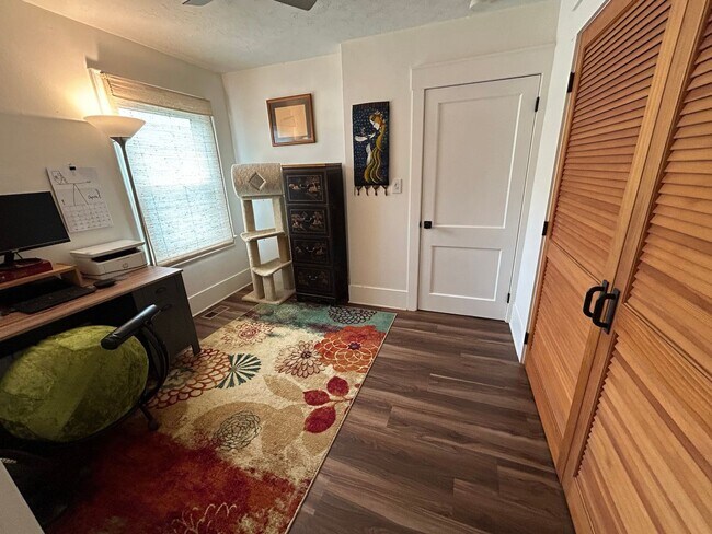 Building Photo - Gorgeous updated furnished cottage!