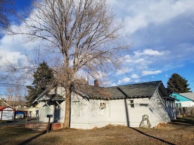 Building Photo - Large 3 br near YVCC