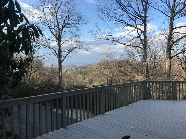 Building Photo - 404 Wintergreen Dr