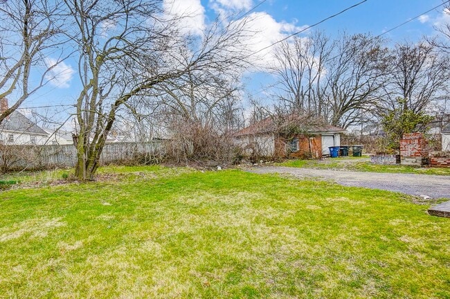 Building Photo - Cozy 3 bedroom w/backyard