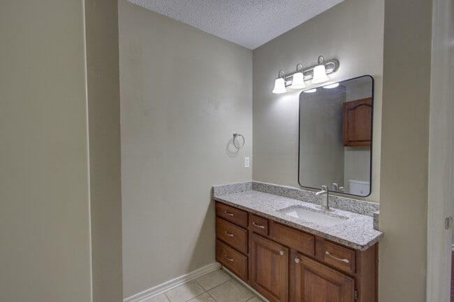 Building Photo - 118 Val Verde Trail