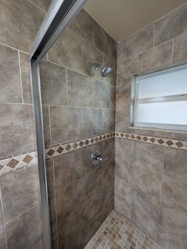 Building Photo - 815 NW River Shores Blvd