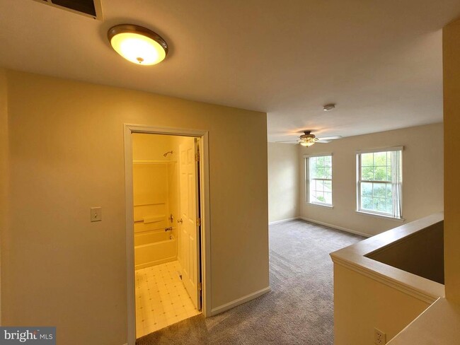 Building Photo - 128 Hickory Ln