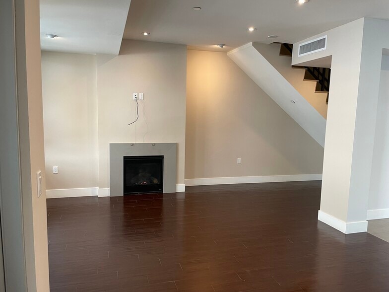 Building Photo - 1666 Greenfield Ave