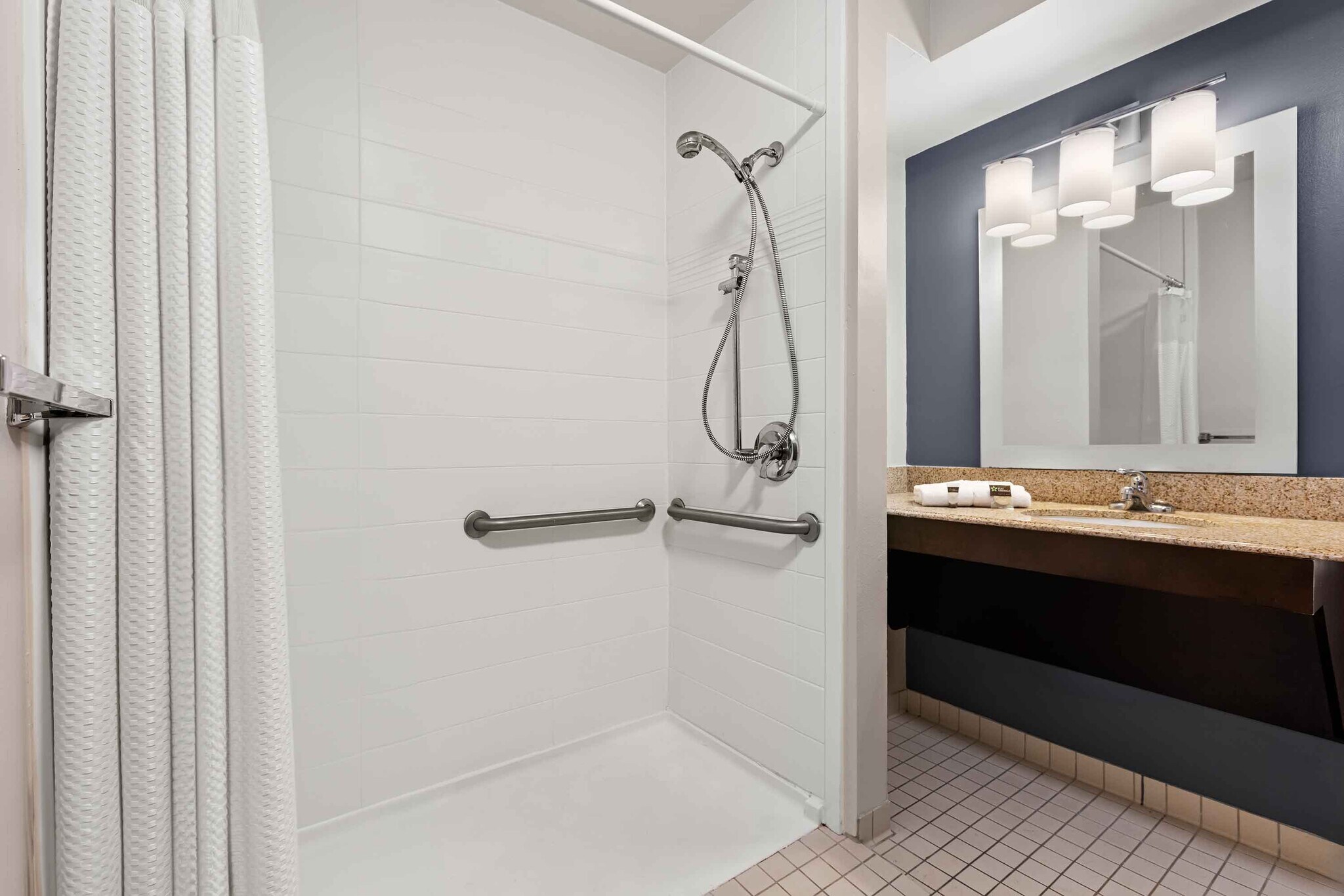Building Photo - Furnished Studio-Fenton