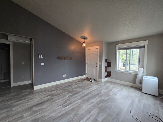 Building Photo - 4 bed 2 bath home in Josephine Crossing