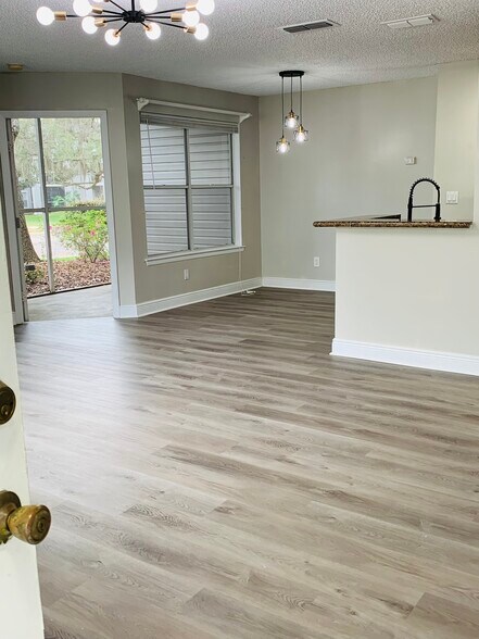 Building Photo - 715 Sugar Bay Way