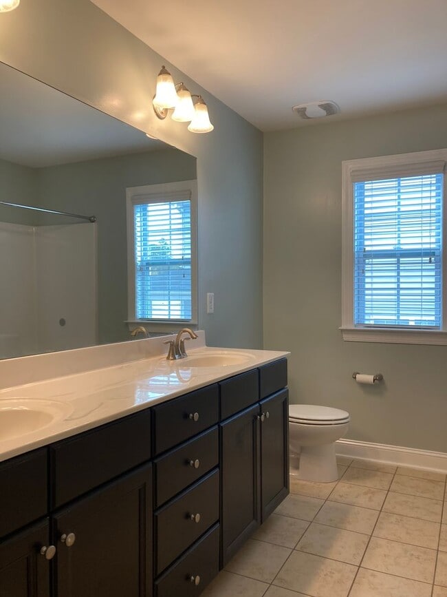 Building Photo - Immaculate 5 Bedrooms, 3.5 Bath Home Located Minutes from Shopping- Easy Commute to Sanford, Ft. ...