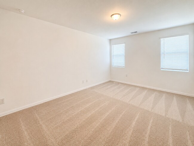 Building Photo - 715 Roanoke Dr