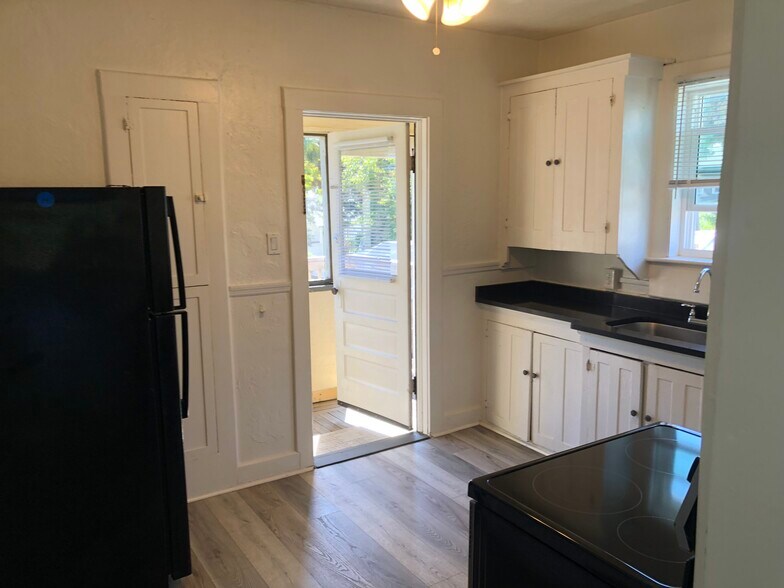 Building Photo - 418 Goodall Ave