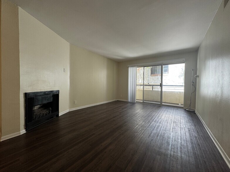 Building Photo - 1215 N Sweetzer Ave