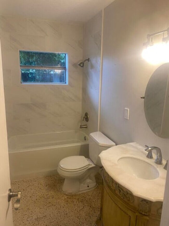 Building Photo - 1427 W Ocean Avenue, Lantana, FL 33462