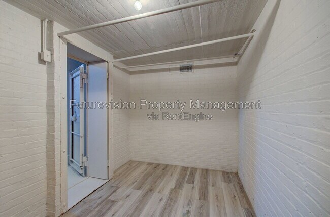 Building Photo - 519 N Chicago St