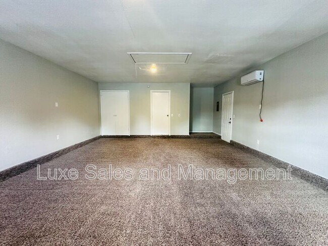 Building Photo - 11701 N Lee Ave