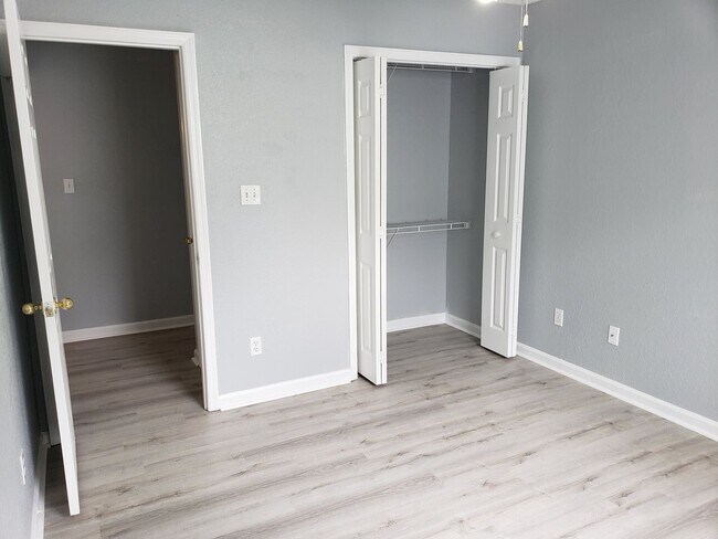 Building Photo - 3 bedroom townhome for rent in NE Tallahassee, wood floors, fenced yard available for a move in r...