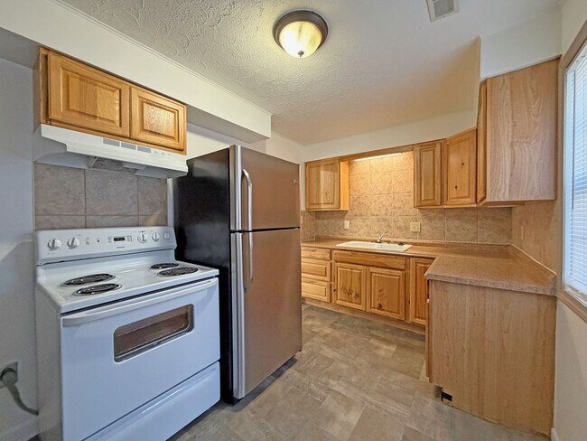 Building Photo - Gorgeous Well Kept Home Near Mercy & Bass Pro!