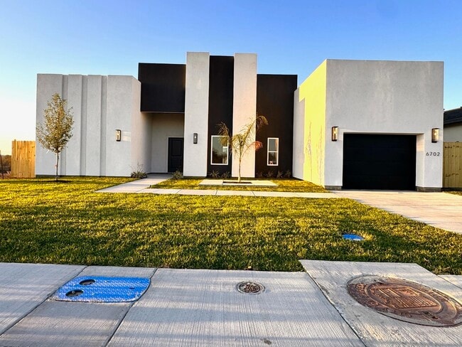 Building Photo - 6702 El Bosal Ln