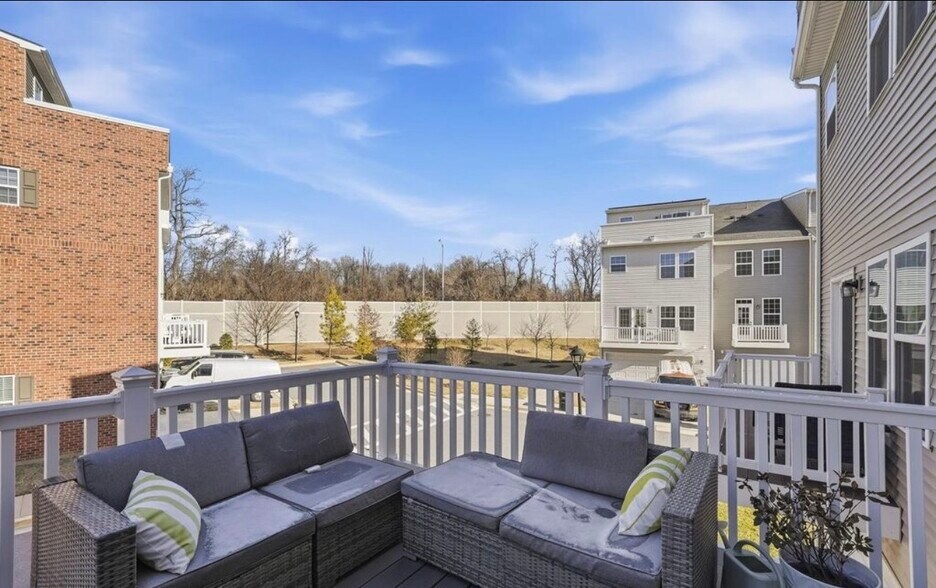 Building Photo - 703 Sky Bridge Dr