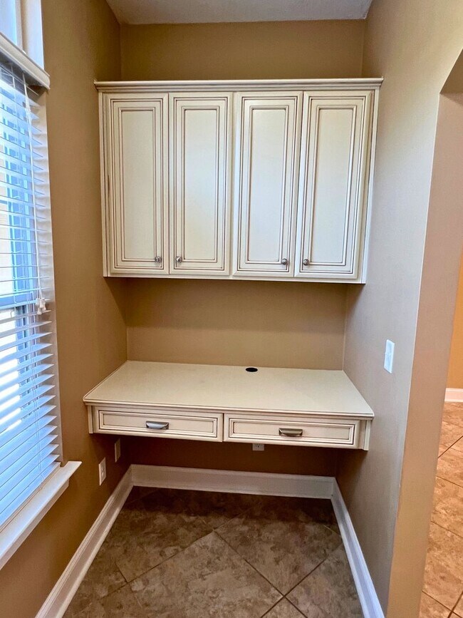 Building Photo - 4/2 with access to amenities, close to base!!