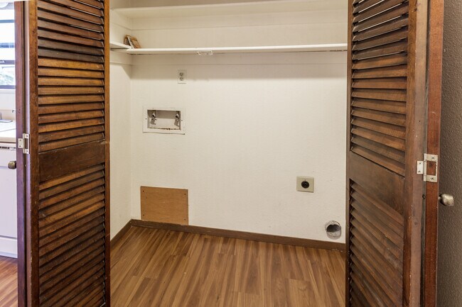 Building Photo - 904-906 Camelot Ct.