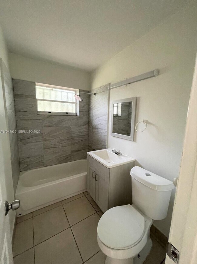 Building Photo - 2831 NW 13th Ct