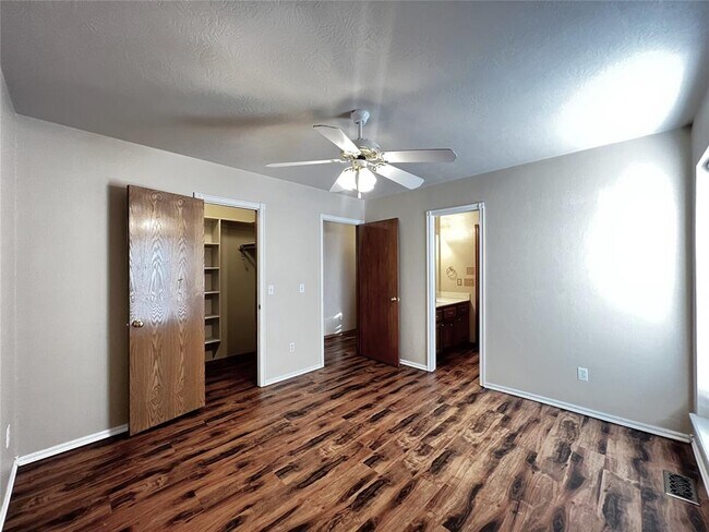 Building Photo - 113 S Mustang Rd