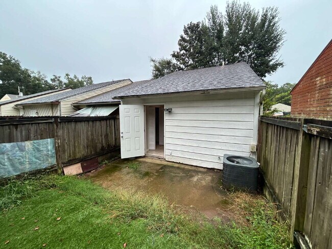 Building Photo - Perfect 1 Bedroom 1 Bathroom With Fenced In Backyard!