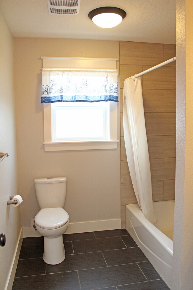 Building Photo - 3901 SE 49th Ave