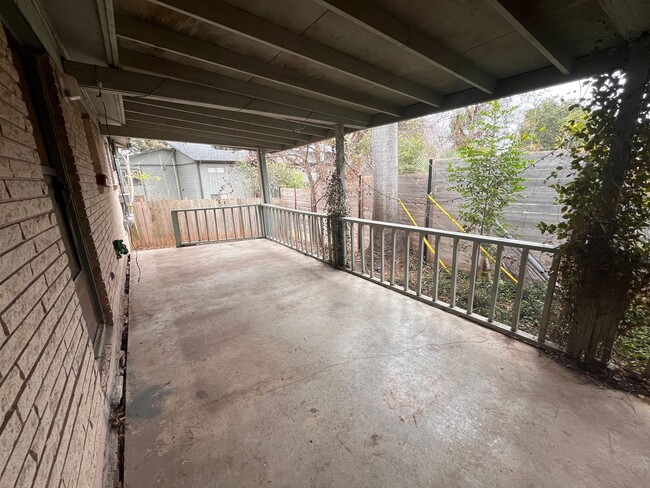 Building Photo - 2 Bed/1bath Duplex in Central Austin