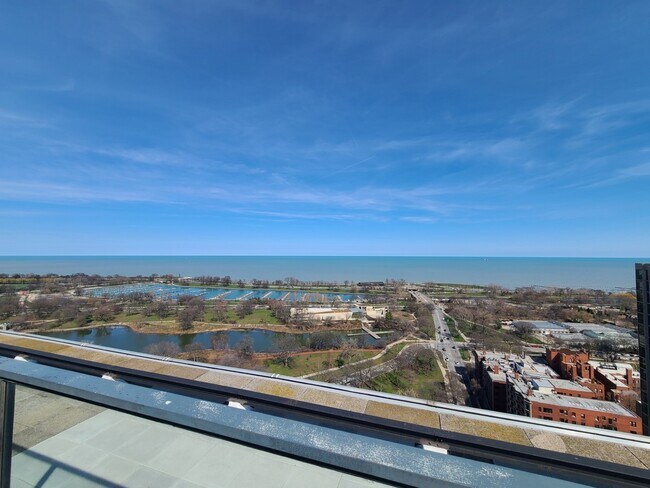 Building Photo - 2400 N Lakeview Ave