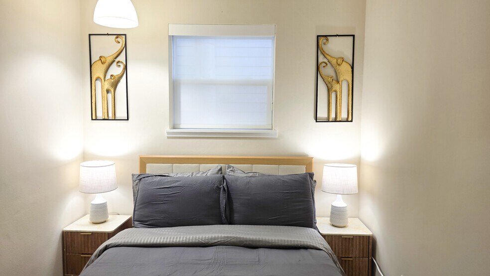 Building Photo - 1588 Alki Ave SW