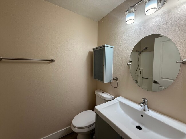 Building Photo - Bright 2BR/2BA Condo with Reserved Parking...