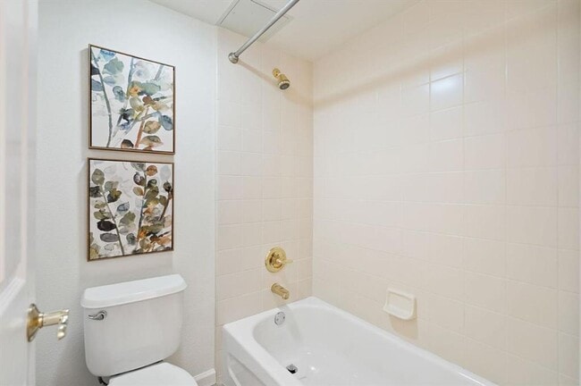 Building Photo - Gorgeous 2 Bed 2 Bath Dublin Townhome with Amenities! Centrally Located!