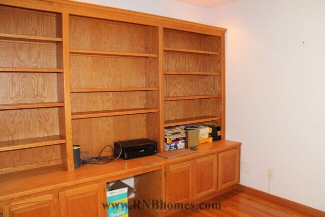 Building Photo - 677 Hoppe Ln