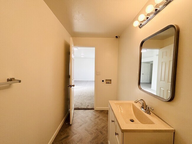 Building Photo - 1094 1825 W