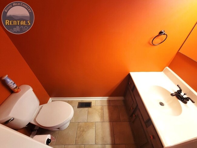 Building Photo - Charming 2BR/1.5BA Townhome Near the Greenway!