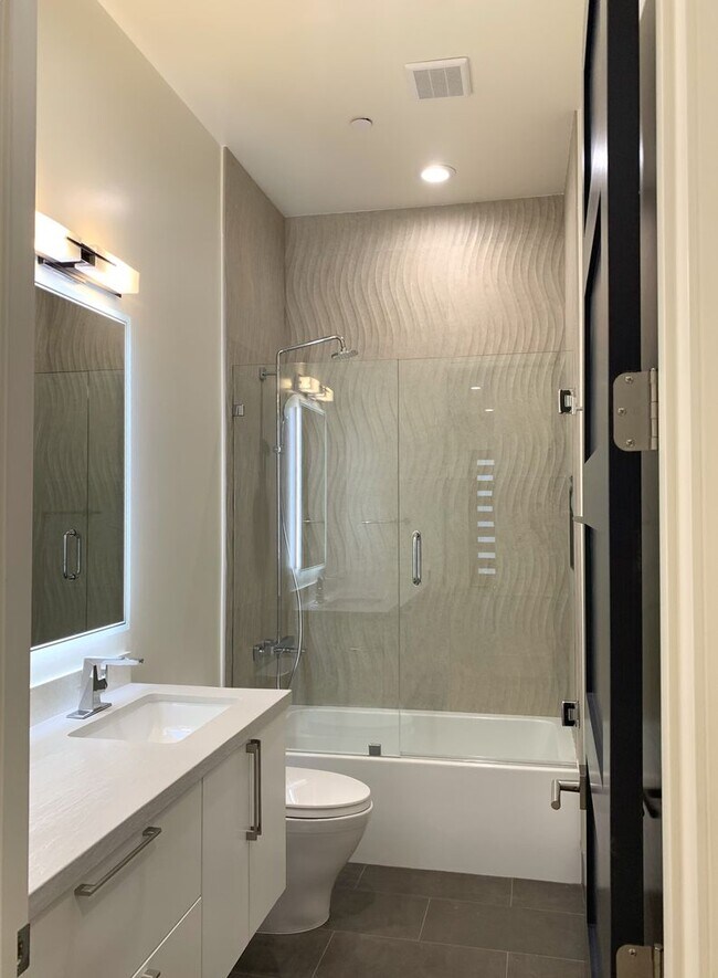Building Photo - Bright, Modern & Beautiful – 3BR Home in M...