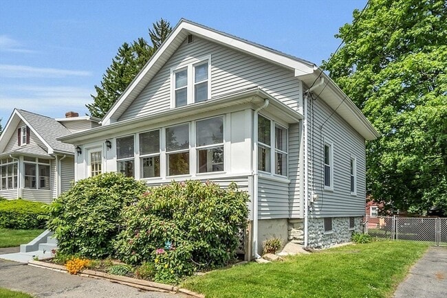 Building Photo - 36 Rowena St