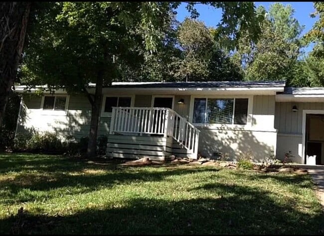 Building Photo - Available August 1st!  3-Bedroom, 1-Bathroom Home, Near Downtown Fayetteville