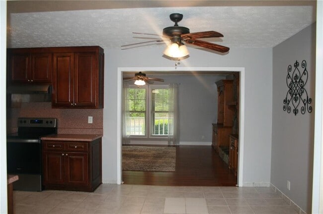 Building Photo - 5855 Maple Creek Dr