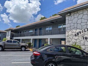 Building Photo - Renovated, spacious and good storage in Tyrone area apartment