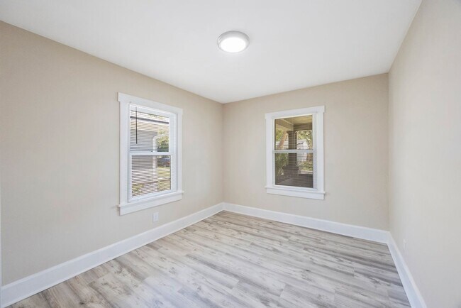 Building Photo - Cosy 2 bedroom 1 bath home with nice size yard $1850 SECTION 8 WELCOME**